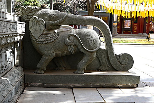 沈阳北塔护国法轮寺内台阶雕像