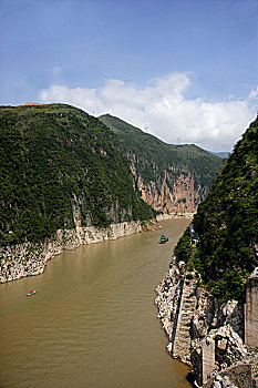行驶在重庆巫山大宁河小三峡龙门峡的旅游船