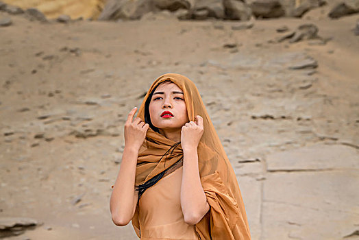 新疆,罗布泊,雅丹地貌,沙漠,沙岩,美女,姿式