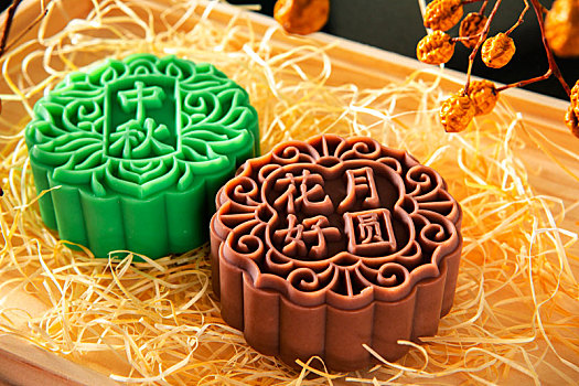 华人的节日,一家人团聚过中秋节,月饼造型的香皂