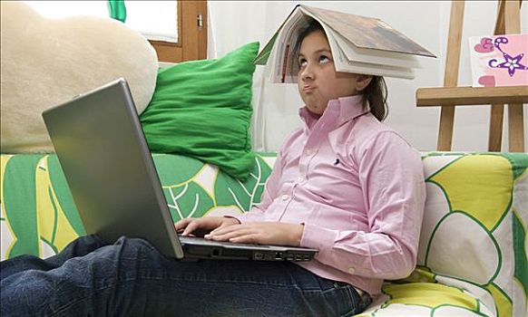 女学生,11岁,工作,笔记本电脑,思考,书本,头部