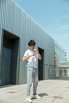 一名穿白色t恤的亚裔男子在屋顶户外健身运动