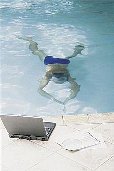 男人,游泳池,电脑