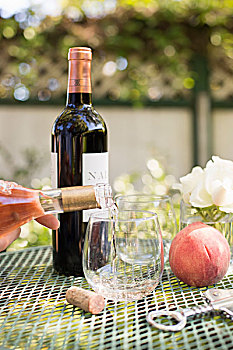 玫瑰葡萄酒,倒出,葡萄酒瓶,玻璃杯