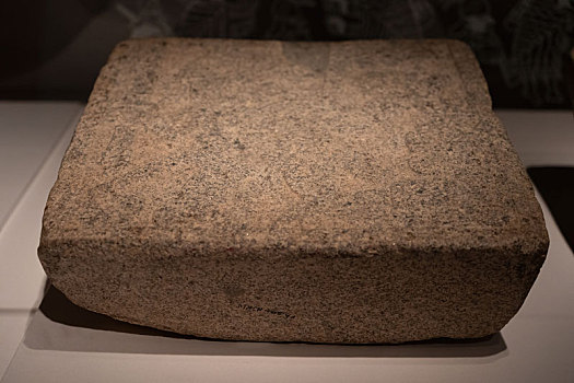 秘鲁查文国家博物馆带榫石雕头像雕刻石板