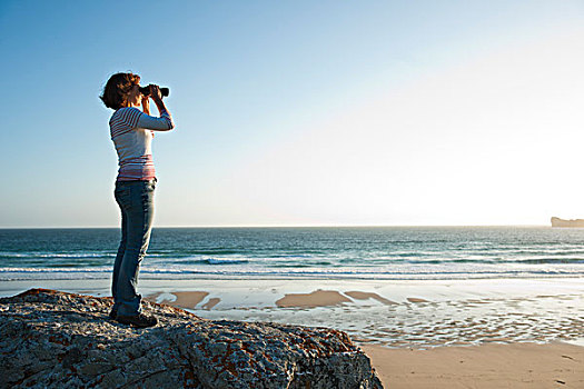 女人,远眺,双筒望远镜,海滩,半岛,菲尼斯泰尔,布列塔尼半岛,法国