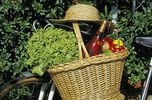 篮子,蔬菜,胡椒,莴苣,水果,苹果,柠檬,酒瓶,帽子,自行车,车把