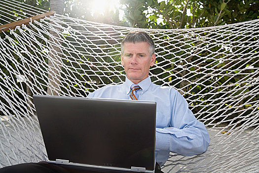 男人,坐,吊床,工作,笔记本电脑