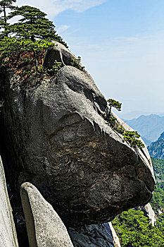 天柱山上欲坠的巨岩