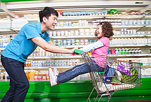 父亲,推,女儿,购物车,室内,超市,笑