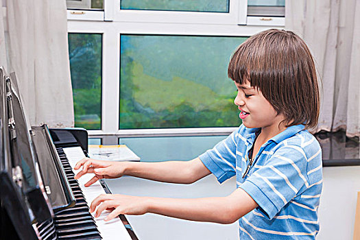 儿童弹钢琴
