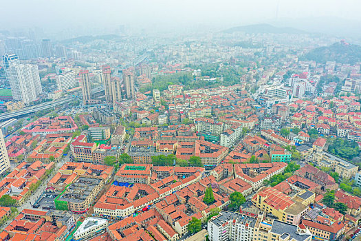 航拍山东青岛市南区城市红瓦绿树风光美景