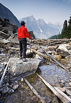 远足者,冰碛,溪流,背景,班芙国家公园,艾伯塔省,加拿大
