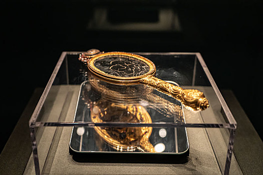故宫博物院藏铜镀金嵌料石把镜表