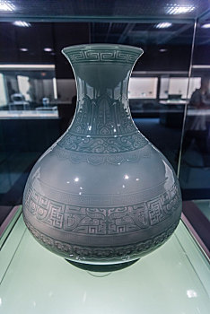 上海博物馆的清乾隆景德镇窑青釉古铜器纹瓶
