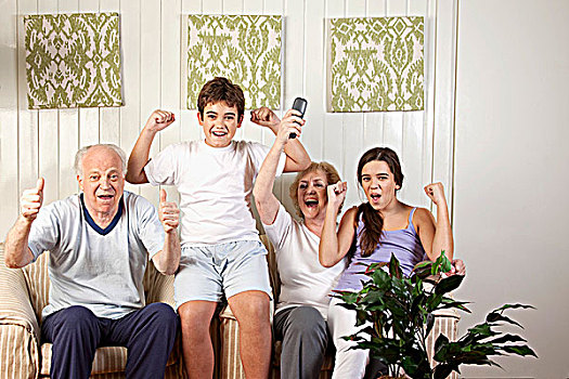 家庭,坐,客厅,看电视