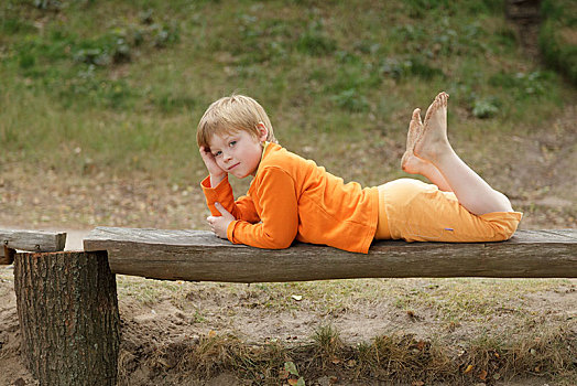 小男孩,躺着,长椅,德国,欧洲
