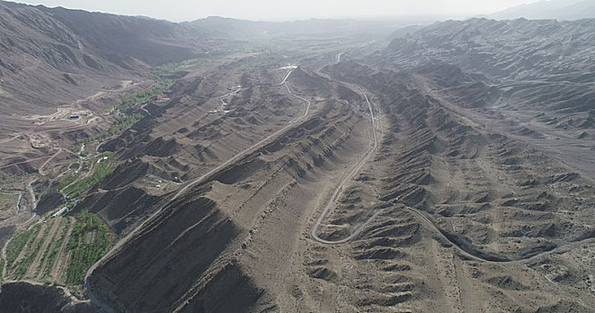 新疆哈密,航拍天山山区的地质构造与山区公路