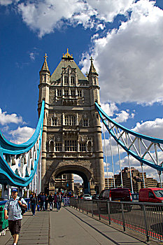 具有现代气息的英国伦敦泰晤士河和伦敦桥