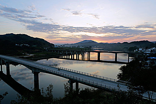 夕阳下的新安江双桥