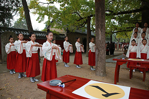 山东省日照市,千年银杏树下再现汉服,开笔礼