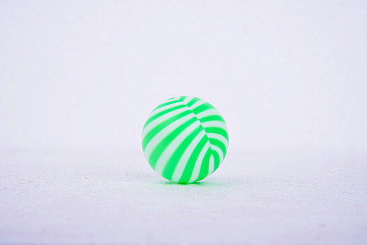 白色背景中的一个彩色条纹塑胶球