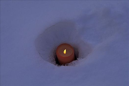 燃烧,红色,蜡烛,雪中,严肃