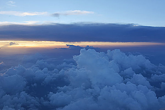 飞机上看到的绝美云海日出
