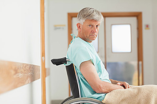 男人,坐,轮椅,看镜头,病房