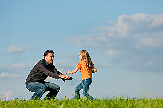 父亲,儿童,女儿,玩,一起,草地,夏末,下午,家庭,概念