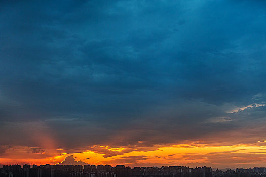 中国北京东部郊区夏季傍晚日落时天空中的云