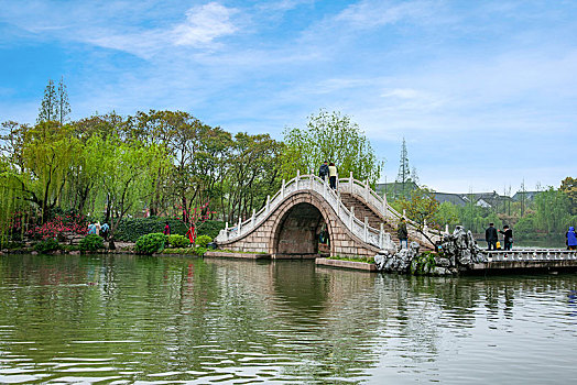 杨州瘦西湖湖上园林水榭上的石桥