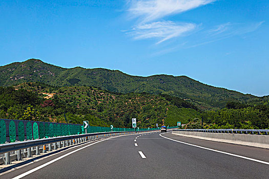 平坦干净的高速公路