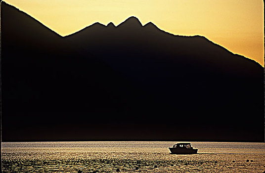山脉,小,汽艇,黄昏,不列颠哥伦比亚省,加拿大