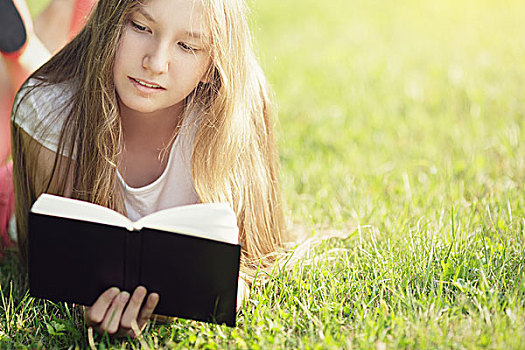 年轻,少女,读,书本,草地,夏天