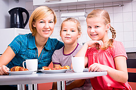 母亲,两个,女儿,吃早餐,厨房