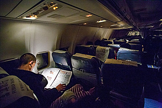 飞机,机舱,乘客,桌椅,座位