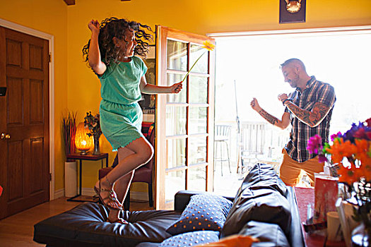 女孩,父亲,跳舞,客厅