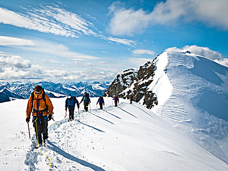 登山,团队,下降,顶峰,北方,山脊,攀升,布鲁克斯山,北极国家野生动物保护区,夏天,北极,阿拉斯加