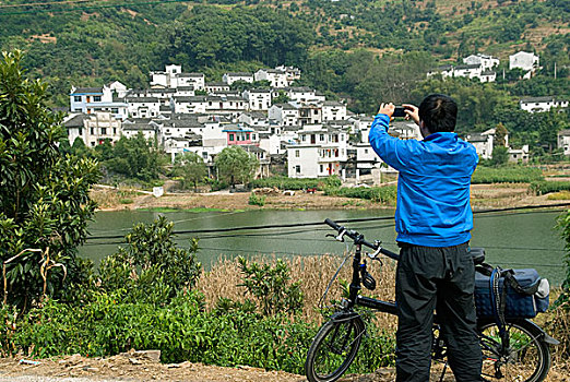 游人自行车和新安江古村落