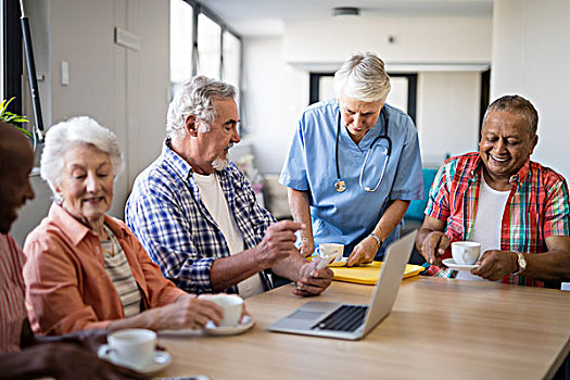 医护人员,咖啡,老人,人,使用笔记本,坐,桌子,养老院