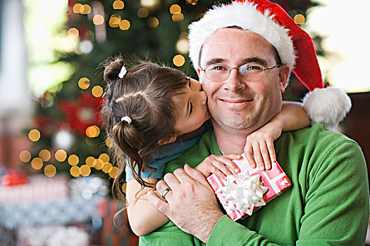 一个,男人,女孩,父亲,女儿,搂抱,交换,礼物,圣诞树