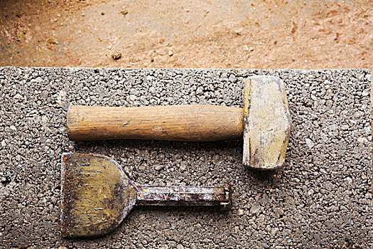 特写,锤子,凿子,水泥,石板