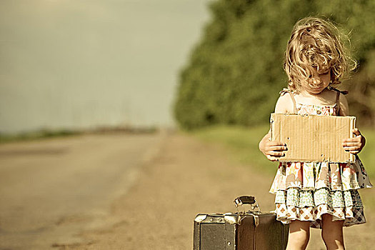 孤单,女孩,手提箱,站立,道路,拿着,纸,留白