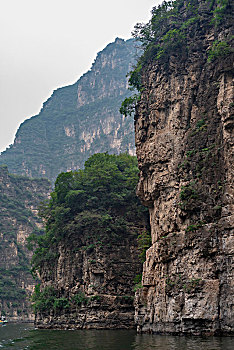 雾霭中的龙庆峡风光