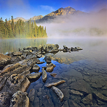 反射,山,水中,金字塔,湖,碧玉国家公园,艾伯塔省,加拿大
