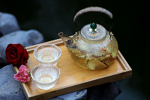 玻璃壶中的花茶