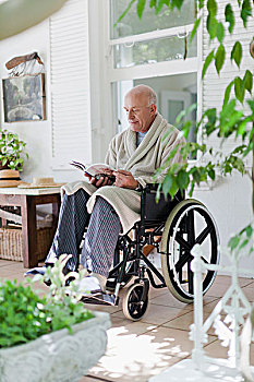 老人,读,轮椅
