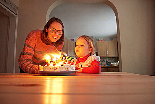 母亲,幼儿,女儿,吹灭,生日蜡烛,厨房用桌