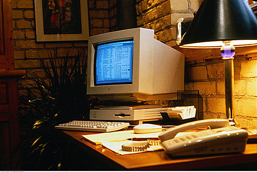 书桌,电脑,灯,电话